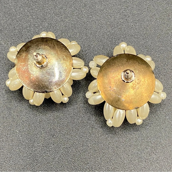 Vintage Cluster Earrings with Faux Pearl Beads in a Flower Design - pierced - Picture 6 of 11